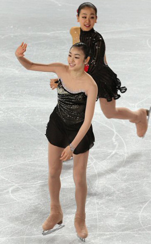  '피겨 퀸' 김연아가 9일 오전 밴쿠버 퍼시픽 콜리시움에서 2009 국제빙상경기연맹(ISU) 4대륙 피겨선수권대회 갈라쇼를 마친 뒤 참가 선수들과 함께 관중들에게 인사를 하고 있다. 