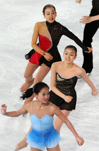   '피겨 퀸' 김연아가 9일 오전 밴쿠버 퍼시픽 콜리시움에서 2009 국제빙상경기연맹(ISU) 4대륙 피겨선수권대회 갈라쇼를 마친 뒤 참가 선수들과 함께 관중들에게 인사를 하고 있다. 