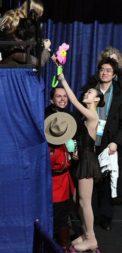   '피겨 퀸' 김연아가 9일 오전 밴쿠버 퍼시픽 콜리시움에서 2009 국제빙상경기연맹(ISU) 4대륙 피겨선수권대회 갈라쇼를 마친 뒤 한 꼬마 관중으로 부터 선물을 받고 있다. 