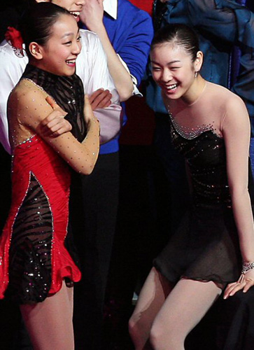   '피겨 퀸' 김연아가 9일 오전 밴쿠버 퍼시픽 콜리시움에서 열린 2009 국제빙상경기연맹(ISU) 4대륙 피겨선수권대회 갈라쇼에서 아사다 마오와 대화를 나누고 있다. 
