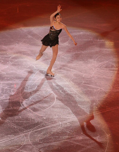 '피겨 퀸' 김연아가 9일 오전 밴쿠버 퍼시픽 콜리시움에서 열린 2009 국제빙상경기연맹(ISU) 4대륙 피겨선수권대회 갈라쇼에서 멋진 연기를 선보인 뒤 손을 들어 인사를 하고 있다. 