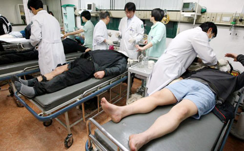 정월대보름인 9일 오후 경남 창녕군 화왕산 정상에서 열린 억새태우기 행사에서 사고로 화상을 당한 등산객들이 병원 응급실에서 치료를 받고 있다. 
