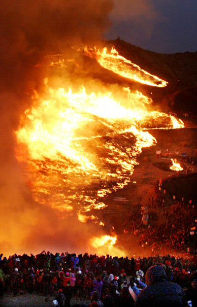 정월 대보름인 9일 저녁 경남 창녕군 화왕산에선 제6회 억새 태우기 행사가 열렸다. 