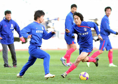 9일 이란 테헤란 아자디 스타디움에서 열린 축구 대표팀의 2010년 남아프리카공화국월드컵 아시아 최종예선 이란과의 경기에 대비한 현지 적응 훈련 중 박주영과 김치곤이 볼다툼을 하고 있다. 