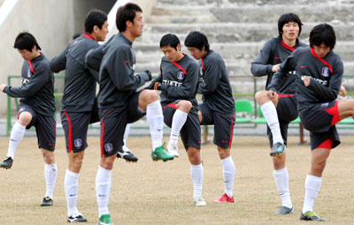 2010년 남아공월드컵 아시아예선 이란전을 하루 앞둔 10일 테헤란 이란축구대표팀 트레이닝센터에서 대표팀 선수들이 두팔과 다리를 흔들며 스트레칭하고 있다. 
