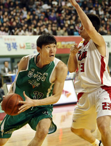  13일 대구실내체육관에서 열린 프로농구 대구 오리온스-원주 동부전에서 동부 김주성(32번)이 오리온스 백인선(23번)의 마크를 받으며 골밑으로 파고들며 기회를 엿보고 있다. 