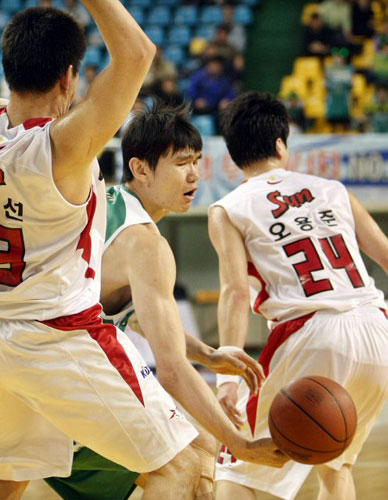 13일 대구실내체육관에서 열린 프로농구 대구 오리온스-원주 동부전에서 동부 김주성(32번)이 오리온스 백인선(23번), 오용준(24번) 등의 시선을 따돌리며 골밑으로 패스하고 있다. 