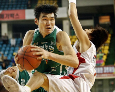  13일 대구실내체육관에서 열린 프로농구 대구 오리온스-원주 동부전에서 동부 김주성(32번)이 오리온스 김용우(11번)와의 리바운드볼 타툼에서 공을 따내고 있다. 