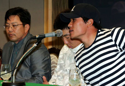 제2회 월드베이스볼클래식(WBC)을 앞두고 14일 서울 강남구 리베라호텔에서 열린 야구대표팀 기자회견에서 이종욱이 언제라도 도루하겠다는 소감을 밝히고 있다. 왼쪽부터 양상문 투수코치, 김현수, 이종욱. 