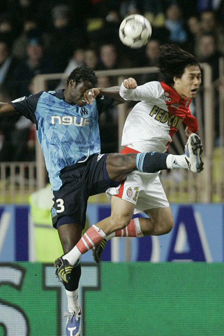 15일(현지시간) 모나코에서 열린 프랑스 프로축구 리그1 AS 모나코-마르세유 경기에서 AS 모나코 박주영(오른쪽)이 마르세유 타예 타이워와 공중볼 경합을 하고 있다. 