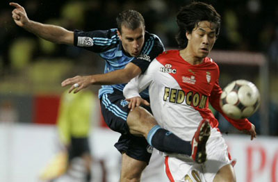 15일(현지시간) 모나코에서 열린 프랑스 프로축구 리그1 AS 모나코-마르세유 경기에서 AS 모나코 박주영(오른쪽)과 마르세유 브루노 세이루가 볼다툼을 벌이고 있다. 
