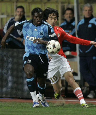15일(현지시간) 모나코에서 열린 프랑스 프로축구 리그1 AS 모나코-마르세유 경기에서 AS 모나코 박주영(오른쪽)과 마르세유 타예 타이워가 볼다툼을 벌이고 있다. 