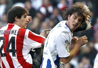 15일(현지시간) 스페인 빌바오 산 마메스 스타디움에서 열린 프리메라리가 아틀레틱 빌바오-레크레아티보 경기에서 레크레아티보 아르헨티나 출신 미드필더 세바스티안 나야르(오른쪽)와 아틀레틱 빌바오 하비 마르티네즈가 볼다툼을 벌이고 있다. 