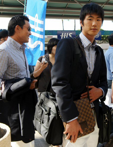   16일 오전(한국시간) 미국 하와이주 호놀룰루 국제공항에 도착한 김광현, 봉중근 등 WBC대표팀 선수들이 전훈지로 가기 위해 공항을 빠져나오고 있다. 