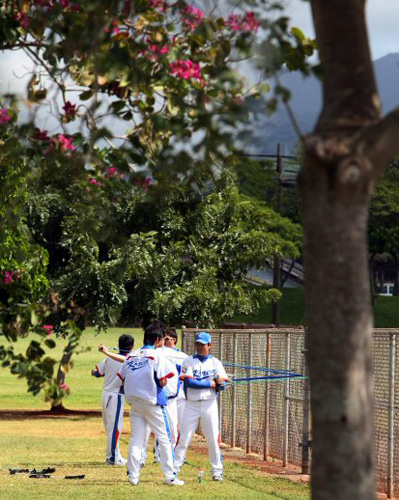 WBC 야구대표팀 투수들이 17일 오전(한국시간) 하와이 호놀룰루 센트럴 오아후 리저널파크에서 가진 첫날 전지훈련에서 고무밴드(튜빙)를 잡아당기며 근육운동을 하고 있다. 