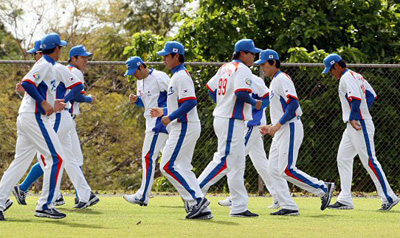  제2회 월드베이스볼클래식(WBC)에 출전할 야구대표팀이 17일 오전(한국시간) 하와이 호놀룰루 센트럴 오아후 리저널파크에서 가진 첫날 전지훈련에서 가볍게 몸을 풀고 있다. 