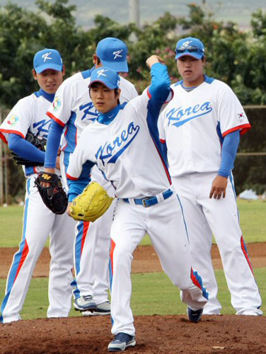  WBC 야구대표팀의 좌완 에이스 김광현이 17일 오전(한국시간) 하와이 호놀룰루 센트럴 오아후 리저널파크에서 가진 첫날 전지훈련에서 수비연습을 하고 있다. 