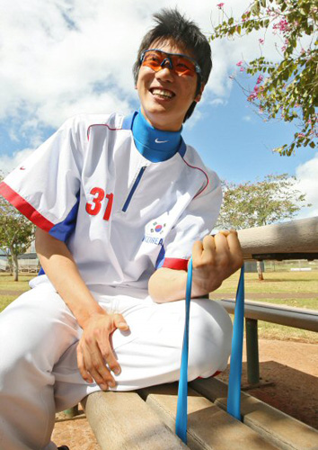   WBC 야구대표팀의 좌완 에이스 김광현이 17일 오전(한국시간) 하와이 호놀룰루 센트럴 오아후 리저널파크에서 가진 첫날 전지훈련에서 고무밴드(튜빙)를 잡아당기며 왼팔 근육운동을 하고 있다. 