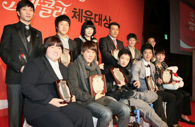 17일 서울 웨스틴 조선호텔에서 열린 제14회 코카-콜라 체육대상 시상식에서 MVP를 수상한 박태환등 수상자들이 기념촬영을 하고 있다. 