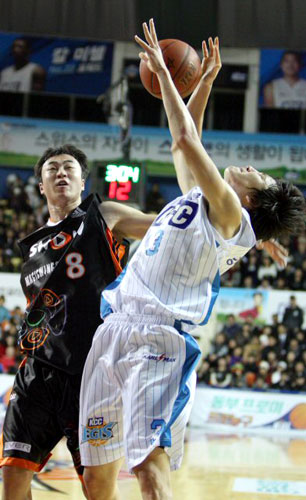 17일 전주실내체육관에서 열린 프로농구 전주 KCC와 부산 KTF 경기에서 KCC 강병현(우측)이 KTF 김영환에게 파울 당하고 있다. 