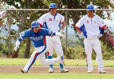19일 오전(한국시간) 미국 하와이 호놀룰루 센트럴 오아후 리저널파크 훈련장에서 WBC 야구 대표팀 이용규, 이종욱, 정근우(왼쪽부터)가 도루 훈련을 하고 있다. 