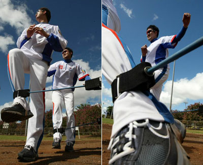 19일 오전(한국시간) 미국 하와이 호놀룰루 센트럴 오아후 리저널파크 훈련장에서 WBC 야구 대표팀 투수 장원삼, 이재우가 기구를 이용해 근력 운동을 하고 있다. 