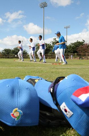 19일 오전(한국시간) 미국 하와이 호놀룰루 센트럴 오아후 리저널파크 훈련장에서 WBC 야구 대표팀 선수들이 몸을 풀고 있다. 