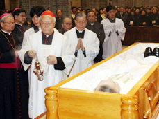 김수환 추기경 장례, ‘교황장’으로 격상 