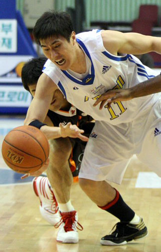 20일 오후 서울 잠실실내체육관에서 열린 프로농구 삼성과 KTF와의 경기에서 삼성 이상민이 볼다툼을 하고 있다. 