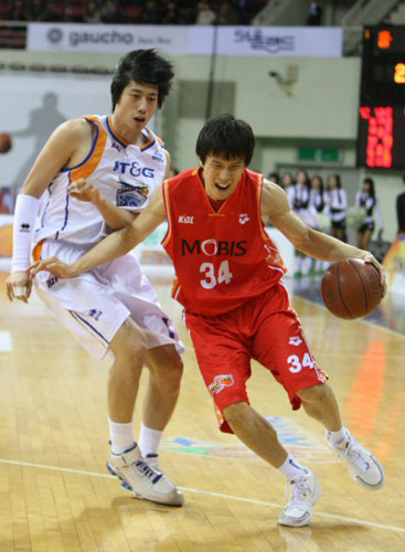 20일 경기도 안양실내체육관에서 열린 2008-2009 프로농구 안양 KT&G 대 울산 모비스의 경기에서 울산 김효범이 돌파를 시도하고 있다. 