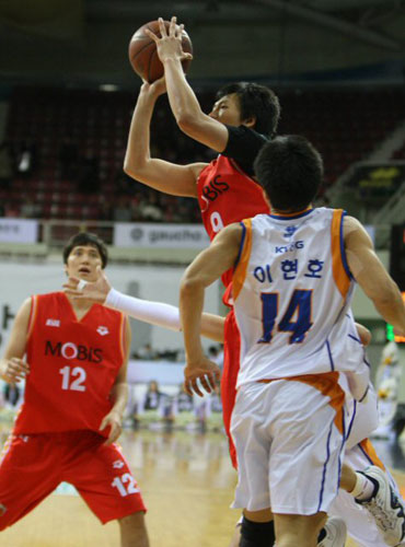 20일 경기도 안양실내체육관에서 열린 2008-2009 프로농구 안양 KT&G 대 울산 모비스의 경기에서 울산 천대현이 슛을 시도하고 있다. 