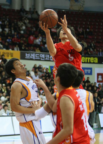 20일 경기도 안양실내체육관에서 열린 2008-2009 프로농구 안양 KT&G 대 울산 모비스의 경기에서 울산 천대현이 돌파를 시도하고 있다. 