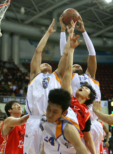 20일 경기도 안양실내체육관에서 열린 2008-2009 프로농구 안양 KT&G 대 울산 모비스의 경기에서 양팀 선수들이 치열한 리바운드 다툼을 벌이고 있다. 