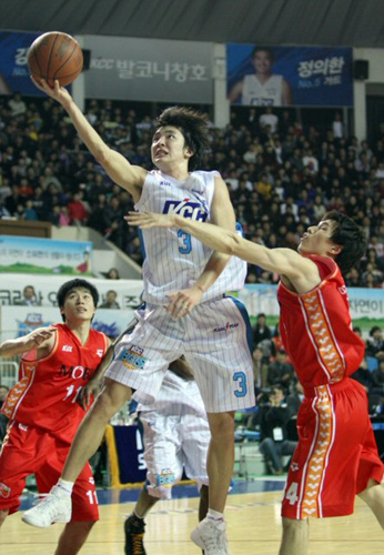 KCC 강병현이 22일 전주실내체육관에서 열린 프로농구 울산 모비스 경기에서 레이업슛을 성공하고 있다.
 
