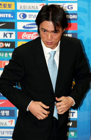 홍명보 신임 U-20 감독이 23일 서울 대한축구협회에서 열린 기자회견에서 신임 감독으로서의 각오를 밝힌 뒤 일어서고 있다. 
