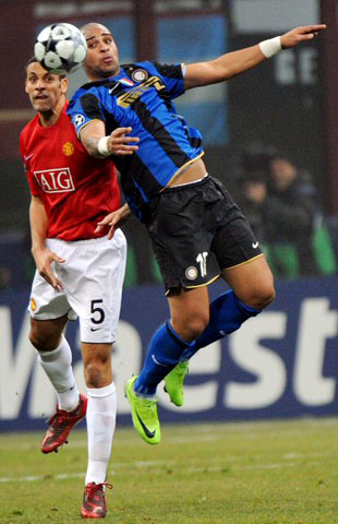 24일(현지시각) 이탈리아 밀란 산 시로 스타디움에서 열린 챔피언스리그 인터밀란과 맨체스터 유나이티드(이하 맨유)의 경기에서 맨유의 리오 퍼디낸드(왼쪽)가 인터밀란의 아드리아누와 공중 볼다툼을 벌이고 있다. 