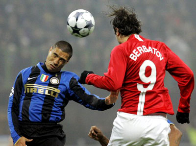 24일(현지시각) 이탈리아 밀란 산 시로 스타디움에서 열린 챔피언스리그 인터밀란과 맨체스터 유나이티드(이하 맨유)의 경기에서 인터밀란의 이반 코르도바(왼쪽)와 맨유의 디미타르 베르바토프가 공중 볼다툼을 하고 있다. 