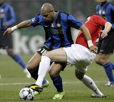 24일(현지시각) 이탈리아 밀란 산 시로 스타디움에서 열린 챔피언스리그 인터밀란과 맨체스터 유나이티드(이하 맨유)의 경기에서 인터밀란의 아드리아누(왼쪽)와 맨유 선수가 볼다툼을 벌이고 있다. 