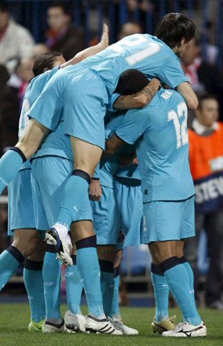 25일(한국 시간) 스페인 마드리드의 비센테 칼데론 경기장에서 열린 UEFA 챔피언스리그 16강 1차전 아틀레티코 마드리드와 FC 포르투의 경기에서 포르투 리산드로 로페즈가 두 골을 넣고 동료들의 축하를 받고 있다. 