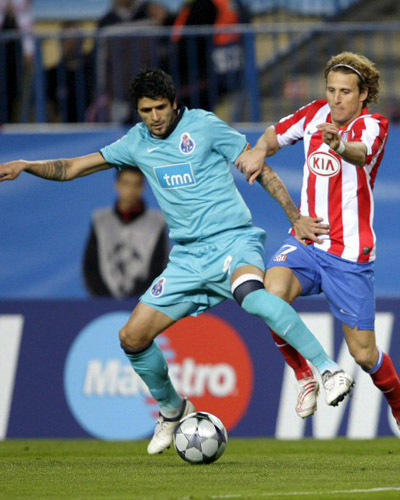 25일(한국 시간) 스페인 마드리드의 비센테 칼데론 경기장에서 열린 UEFA 챔피언스리그 16강 1차전 아틀레티코 마드리드와 FC 포르투의 경기에서 포르투 루이스 곤잘레스와 아틀레티코 디에고 포를란이 볼다툼을 하고 있다. 