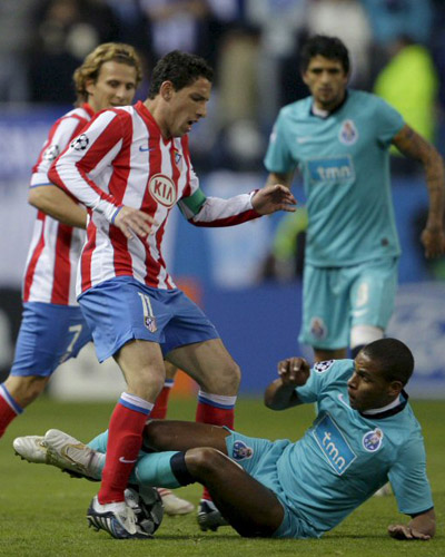 25일(한국 시간) 스페인 마드리드의 비센테 칼데론 경기장에서 열린 UEFA 챔피언스리그 16강 1차전 아틀레티코 마드리드와 FC 포르투의 경기에서 아틀레티코 막시 로드리게스와 포르투 시소코가 볼다툼을 하고 있다. 