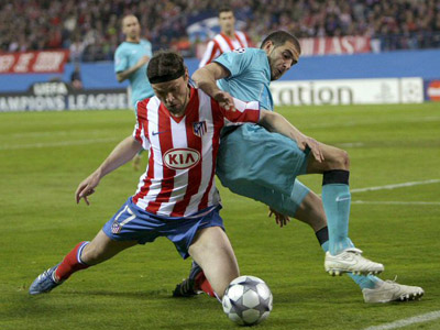 25일(한국 시간) 스페인 마드리드의 비센테 칼데론 경기장에서 열린 UEFA 챔피언스리그 16강 1차전 아틀레티코 마드리드와 FC 포르투의 경기에서 아틀레티코 토마시 우이팔루시와 리산드로 로페즈가 볼다툼을 하고 있다. 