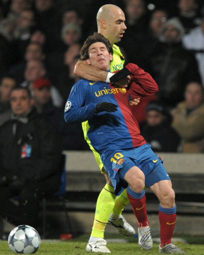 메시, 날 놓아줘!
25일(한국시간) 프랑스 리옹 제를랑에서 펼쳐진 UEFA 챔피언스리그 16강 1차전 올림피크 리옹과 바르셀로나의 경기에서 바르셀로나  리오넬 메시와 리옹의 크리스와 몸싸움을 하고 있다. 