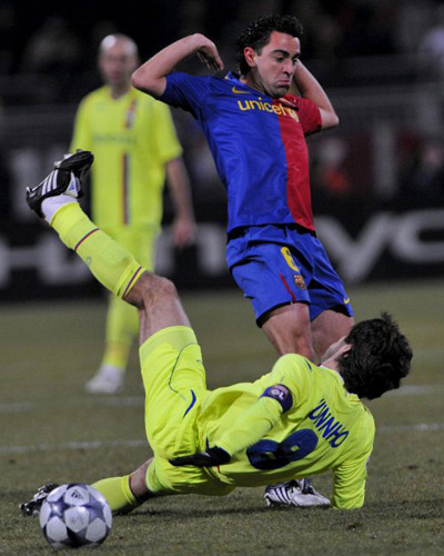 25일(한국시간) 프랑스 리옹 제를랑에서 펼쳐진 UEFA 챔피언스리그 16강 1차전 올림피크 리옹과 바르셀로나의 경기에서 바르셀로나  사비 에르난데스와 리옹의 주닝요 페르남부카누가 볼다툼을 하고 있다. 