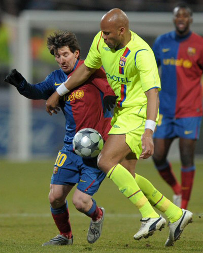 25일(한국시간) 프랑스 리옹 제를랑에서 펼쳐진 UEFA 챔피언스리그 16강 1차전 올림피크 리옹과 바르셀로나의 경기에서 바르셀로나  리오넬 메시와  리옹의 장 알랭이 볼다툼을 하고 있다. 