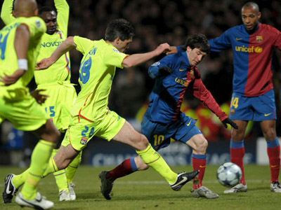 25일(한국시간) 프랑스 리옹 제를랑에서 펼쳐진 UEFA 챔피언스리그 16강 1차전 올림피크 리옹과 바르셀로나의 경기에서 바르셀로나  리오넬 메시와  리옹의 장 알랭이 볼다툼을 하고 있다. 
