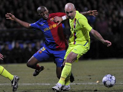 25일(한국시간) 프랑스 리옹 제를랑에서 펼쳐진 UEFA 챔피언스리그 16강 1차전 올림피크 리옹과 바르셀로나의 경기에서 바르셀로나 사무엘 에투와 리옹의 크리스티아누 마르케스가 볼다툼을 하고 있다. 