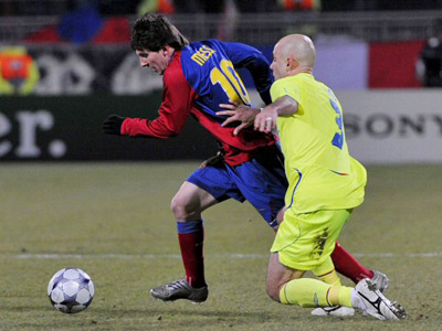 25일(한국시간) 프랑스 리옹 제를랑에서 펼쳐진 UEFA 챔피언스리그 16강 1차전 올림피크 리옹과 바르셀로나의 경기에서 바르셀로나  리오넬 메시와  리옹의 크리스티아누 마르케스가 볼다툼을 하고 있다. 