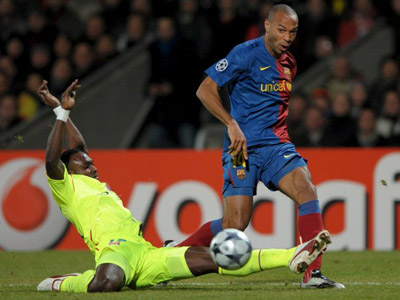 25일(한국시간) 프랑스 리옹 제를랑에서 펼쳐진 UEFA 챔피언스리그 16강 1차전 올림피크 리옹과 바르셀로나의 경기에서 티에리 앙리와 리옹의 존 멘사가 볼다툼을 하고 있다. 