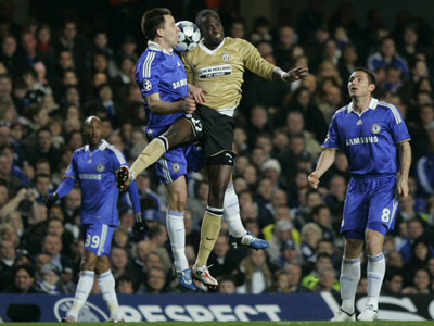  26일(한국시간) 영국 런던 스탬퍼드브리지에서 치러진 UEFA 챔피언스리그 16강 1차전 경기에서 첼시 존 테리와 모하메드 시소코가 볼다툼을 하고 있다. 